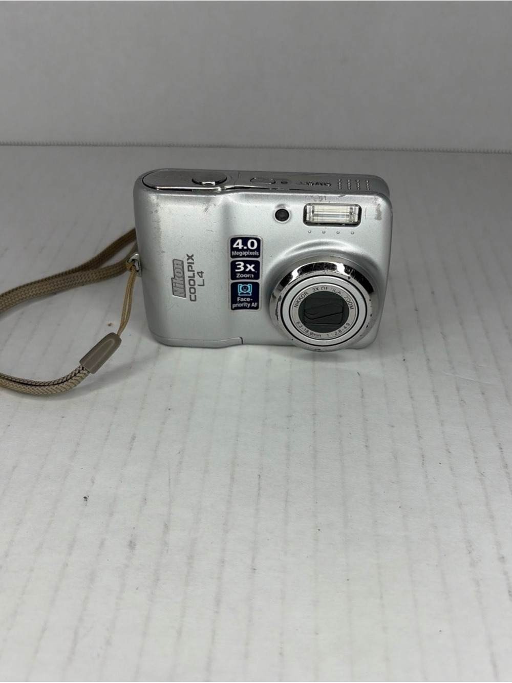 Nikon CoolPix L4 Silver Compact Digital Camera with Wrist Strap